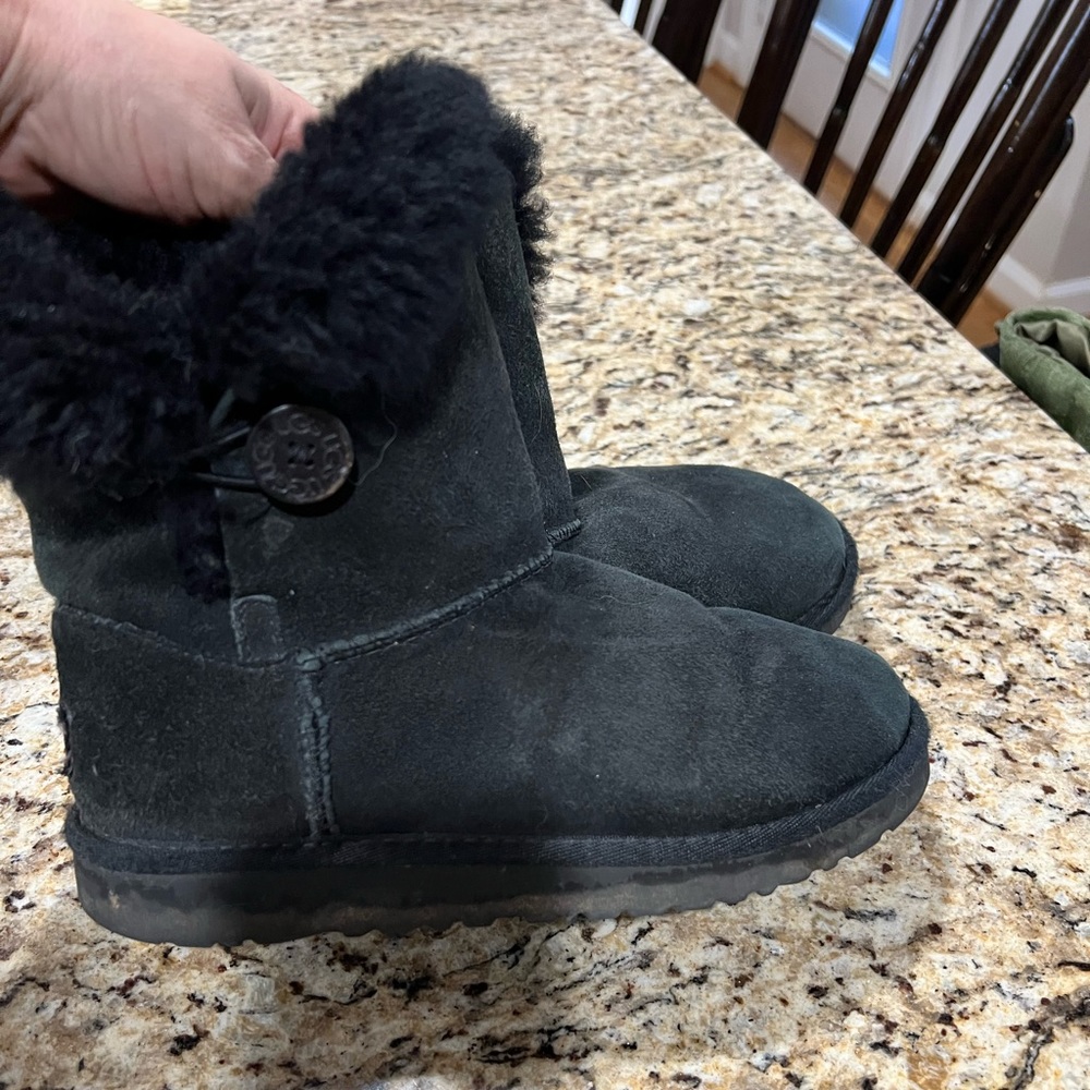 Uggs - Picture 3 of 4